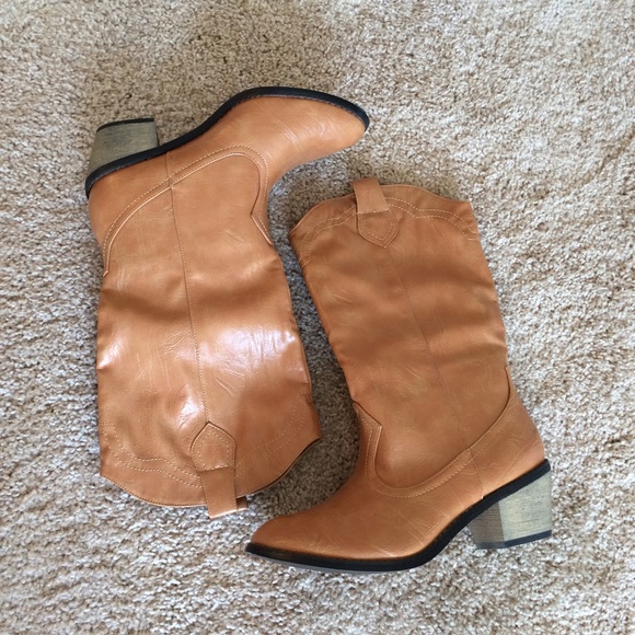 NWOT Camel Cowboy Boots
