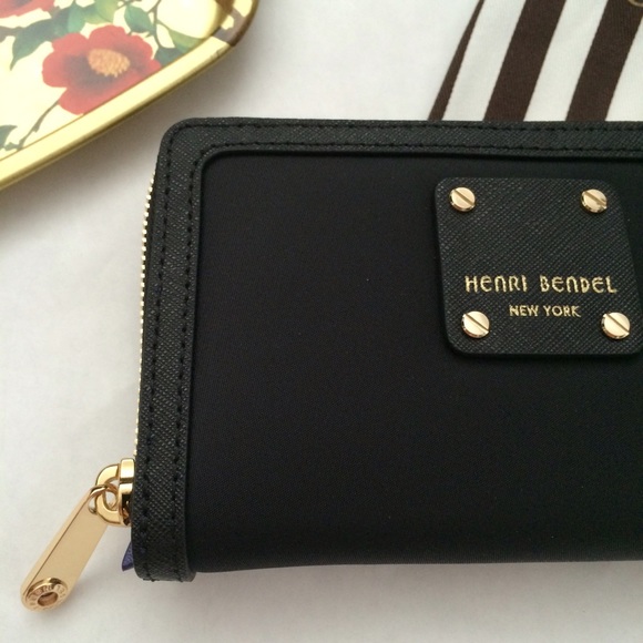 ✨HP✨ Henri Bendel Jetsetter Travel Wallet - Picture 2 of 3