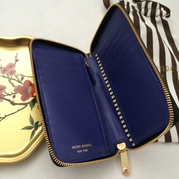 ✨HP✨ Henri Bendel Jetsetter Travel Wallet - Picture 3 of 3