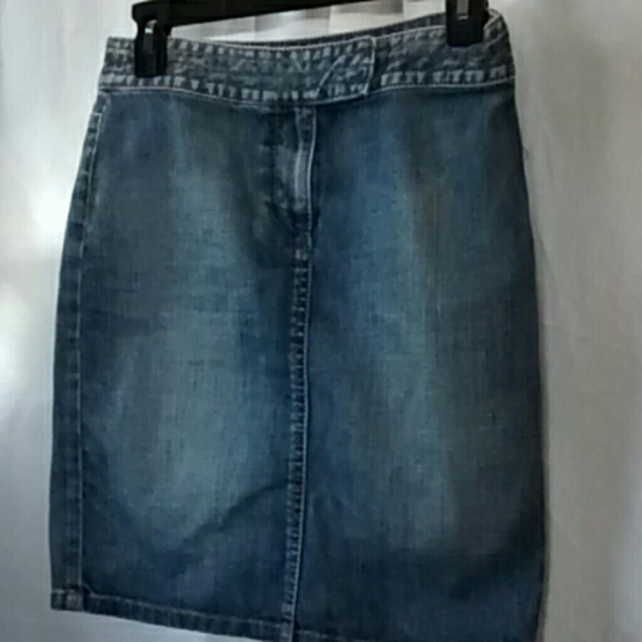 Super cute LOFT  denim skirt