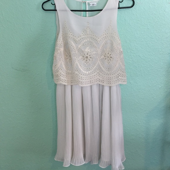Flowy white open back dress SOLD 💗
