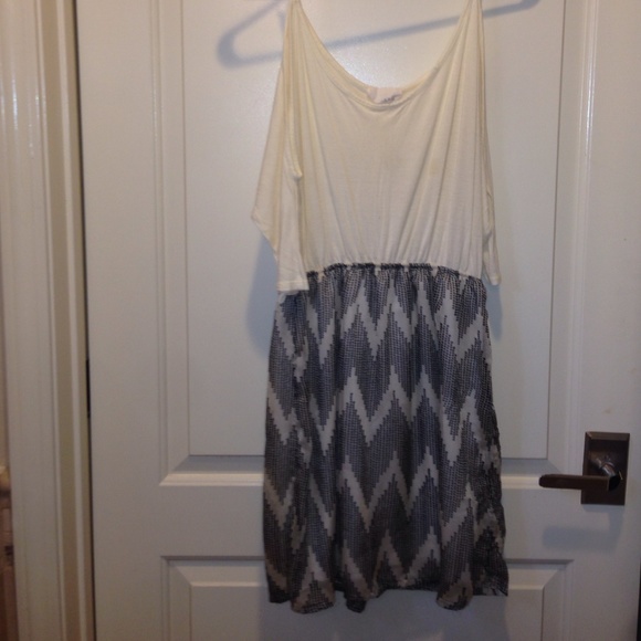 Shoulder cut out dress