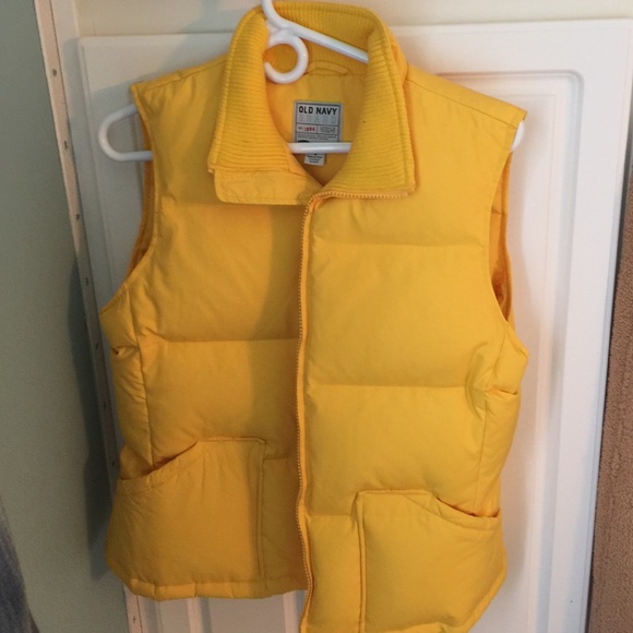 Puffy yellow vest💨 so comfy!!
