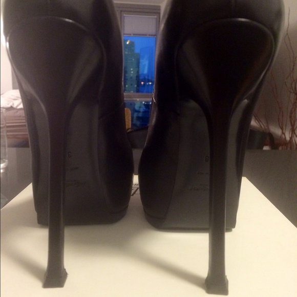 Black YSL signature pumps!