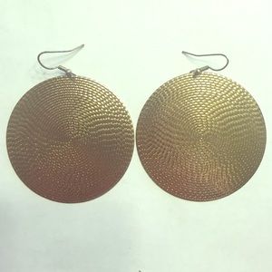 Lightweight gold earrings