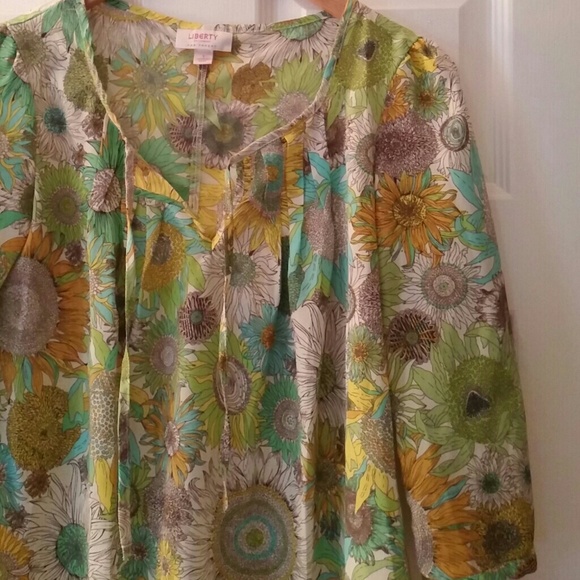Really cute floral pattern top - Picture 1 of 2