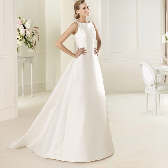 Pronovias button-train, bateau neck wedding dress