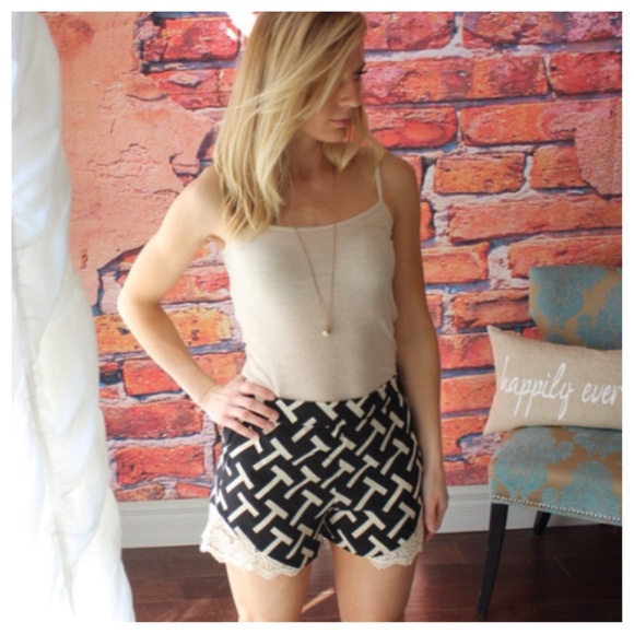 T pattern lace trim shorts - Picture 2 of 4