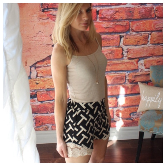 T pattern lace trim shorts - Picture 4 of 4