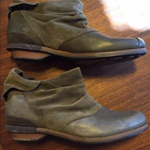 Leather and suede duck booties