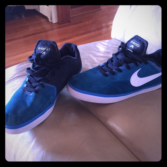 Nike shoes - Picture 1 of 4