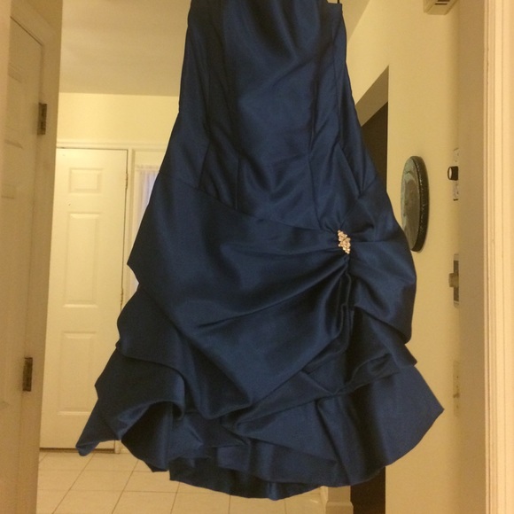 Formal dress - Picture 3 of 3