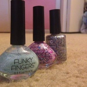 Sparkle, dotted nail polish