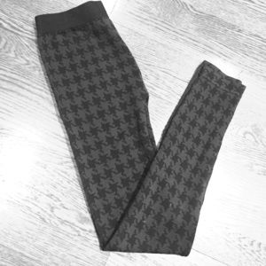 Black and grey patterned leggings