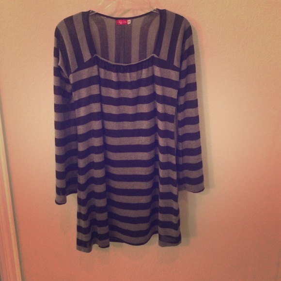 Black & gray light weight tunic // size S