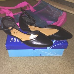 Around the ankle pointy flats