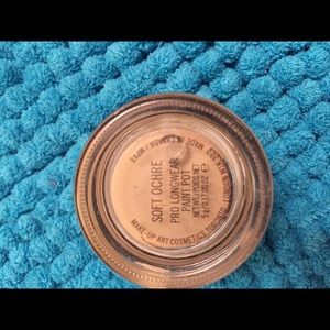 Mac paint pot in soft ochre