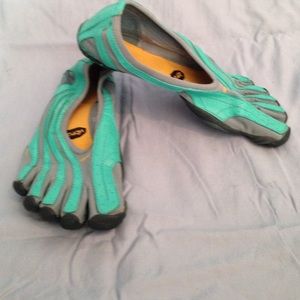 Edgy teal and grey vibram five fingers