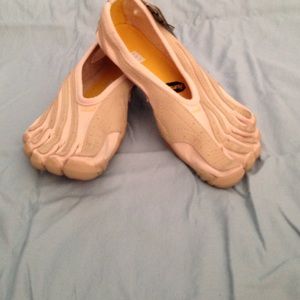 BRAND NEW nude vibram five fingers