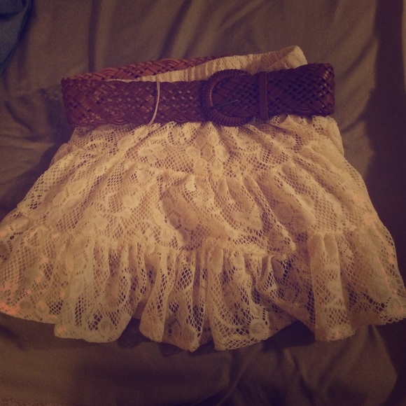 Off-white lace skirt with leather belt - Picture 1 of 1