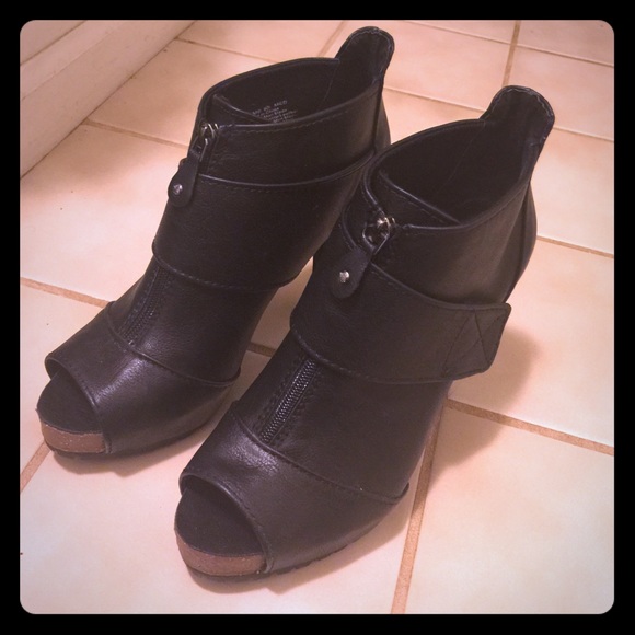 Vera Wang ankle boots