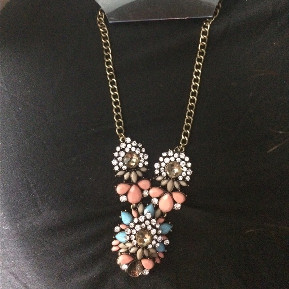 Cute floral necklace - Picture 2 of 4