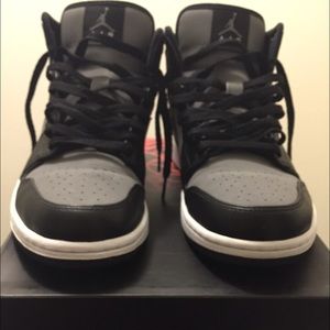 🚫SOLD LOCALLY🚫Jordan 1 Mid Black & Grey