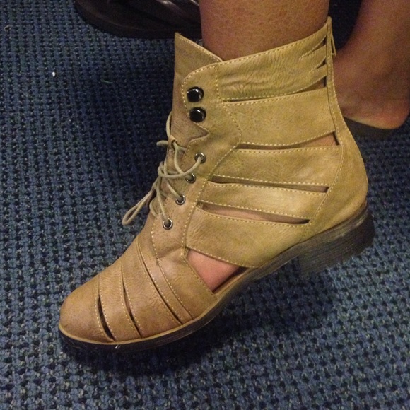 Cut-out Combat boots