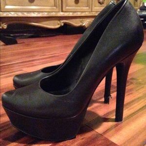 Jessica Simpson black pumps!!!