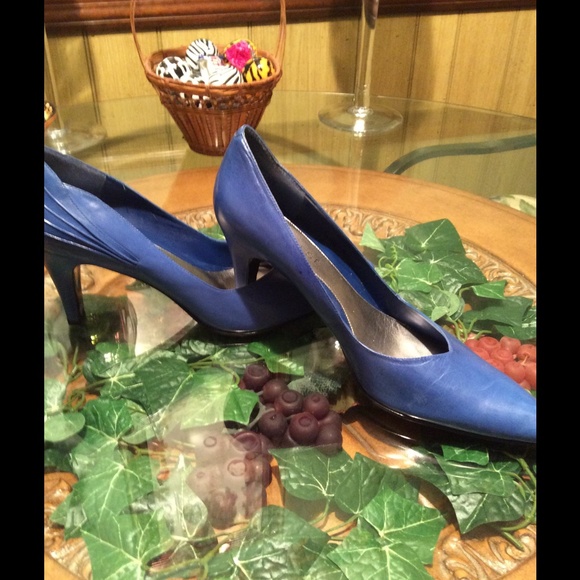 Shoes - Picture 2 of 4