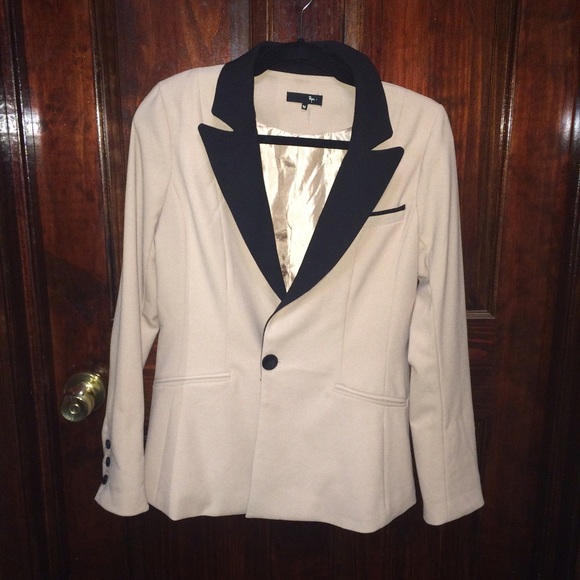 Closet clear out❗️Black and Tan blazer