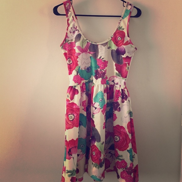 Gorgeous, bright, floral summer dress!