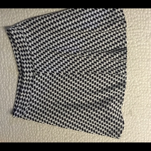 Black and white pattern skirt - Picture 1 of 2