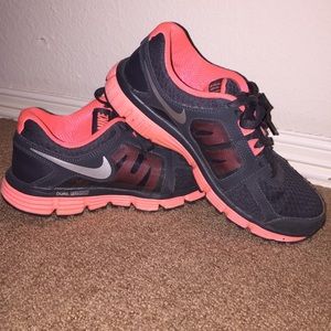 Nike Dual Fusion Coral Running Shoes!! Size 7!