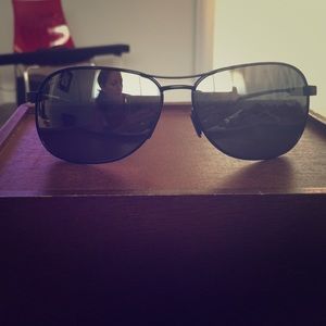 Like new Maui Jim Black on Black Aviators