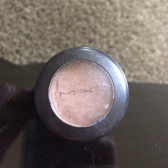 3 MAC eyeshadow