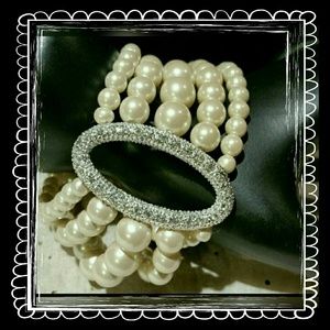 WOMENS~SIMULATED PEARL & RHINESTONE BRACELET~NEW~🎁🎄Christmas Present🎄🎁