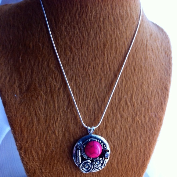 Sterling silver chain w lovely fashion pendant