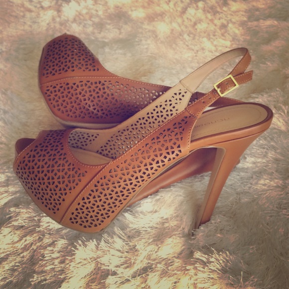 BCBG Generation Sexy Peep Toe shoes size 9