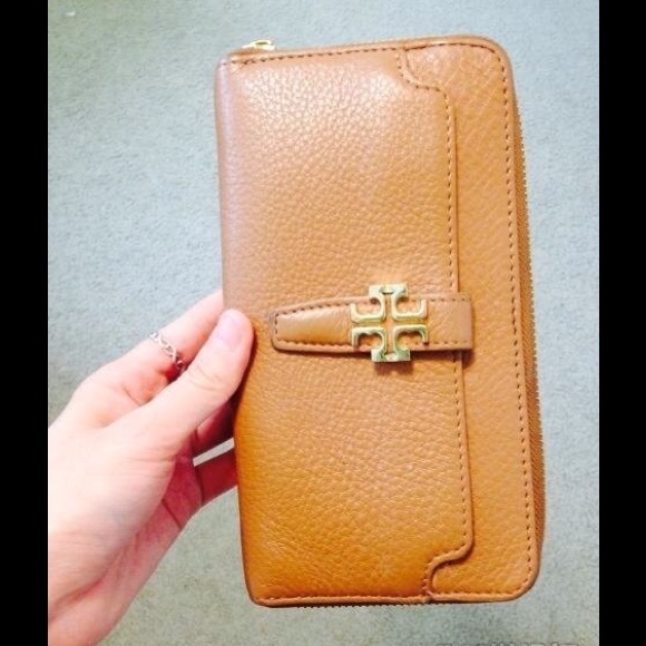 SOLD. Tory Burch plaque Continental wallet Purse - Picture 1 of 4
