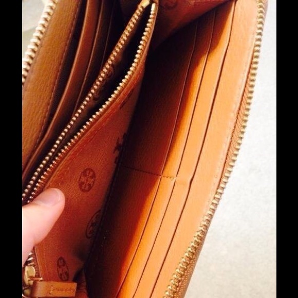 SOLD. Tory Burch plaque Continental wallet Purse - Picture 2 of 4