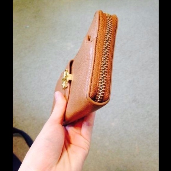 SOLD. Tory Burch plaque Continental wallet Purse - Picture 3 of 4