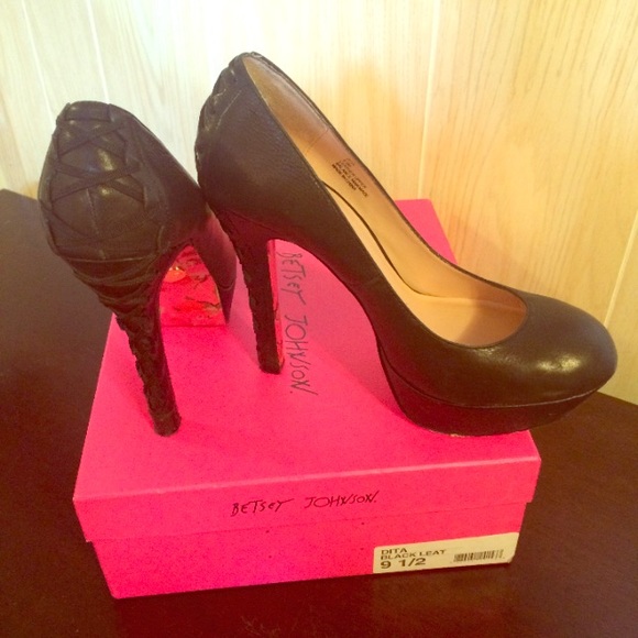 👠❤️ Betsey Johnson black corset Dita pumps