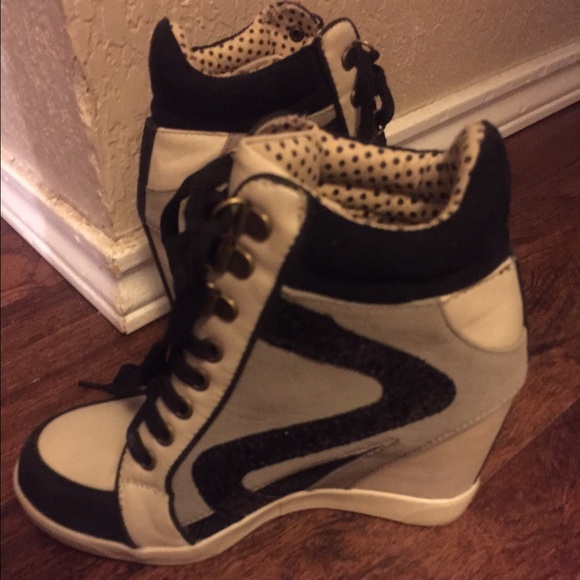 Bamboo size 6 high heel tennis shoes