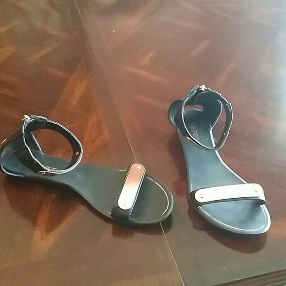 Flat sandals