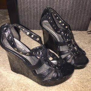 Black wedges