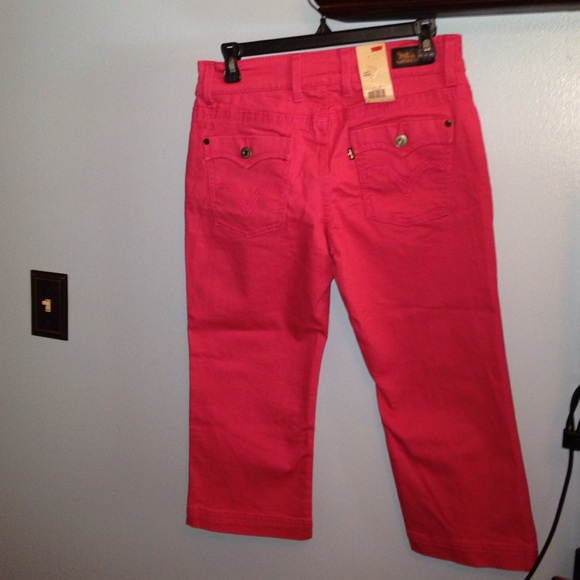 PINK LEVIS DENIM CAPRIS..SIZE 8 PETITE..NWT - Picture 1 of 3