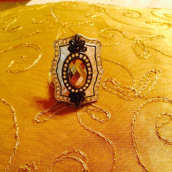 Comments Galore Ring.  Never worn!!!!!!
