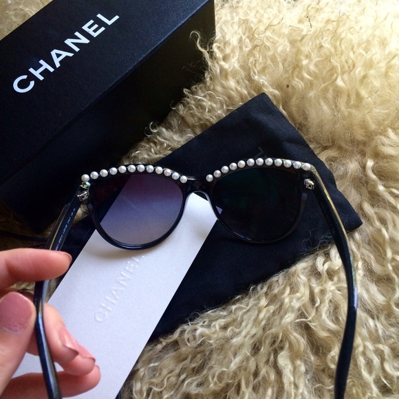 CHANEL Pearl-Topped Retro Sunglasses - Picture 2 of 4