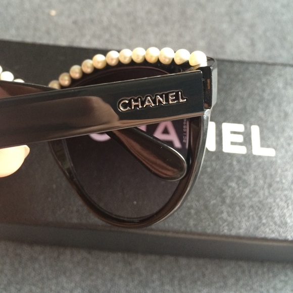 CHANEL Pearl-Topped Retro Sunglasses - Picture 3 of 4